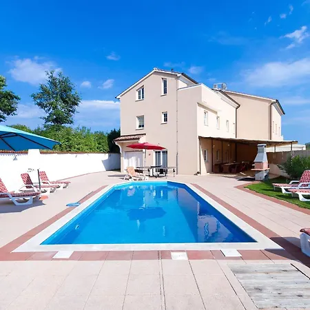 بيت للعطل Wunderschoenes In Mit Privatem Pool By Interhome Cere